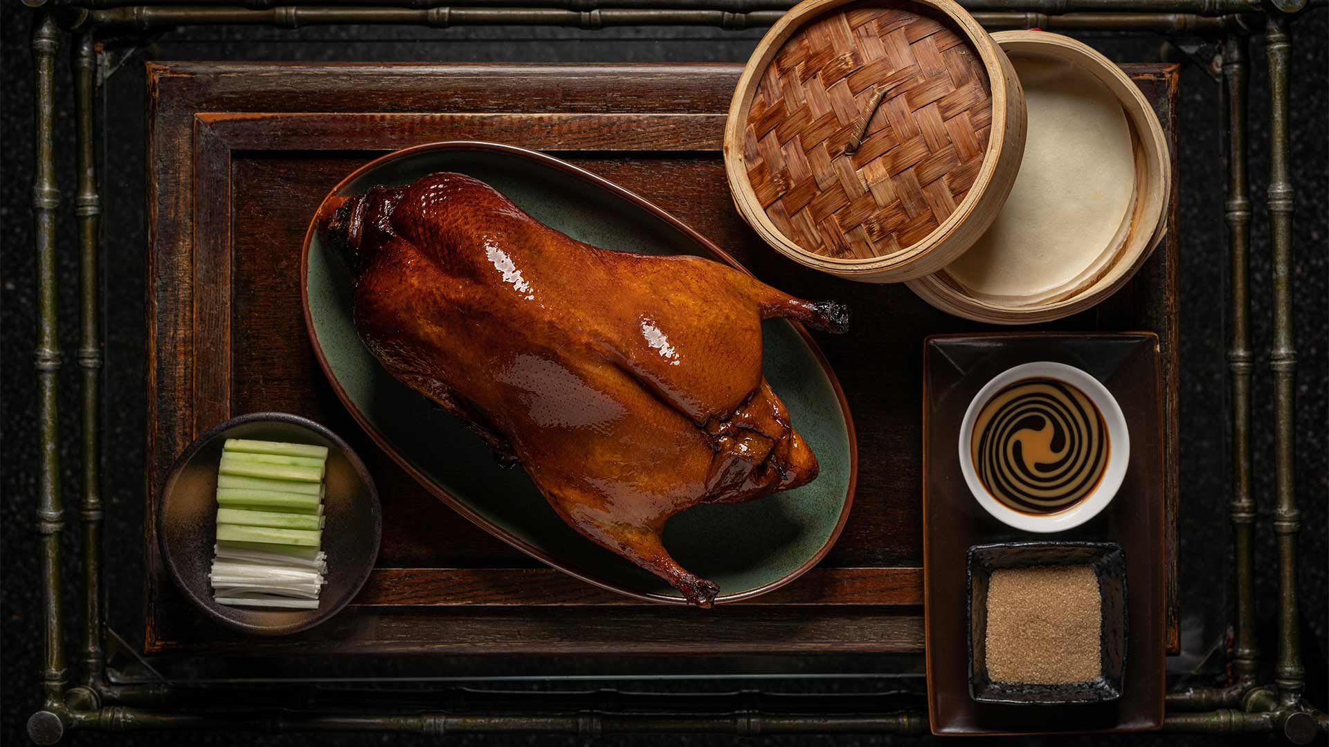 Applewood Roasted Peking Duck yang disajikan di Mott 32 Singapore untuk acara privat