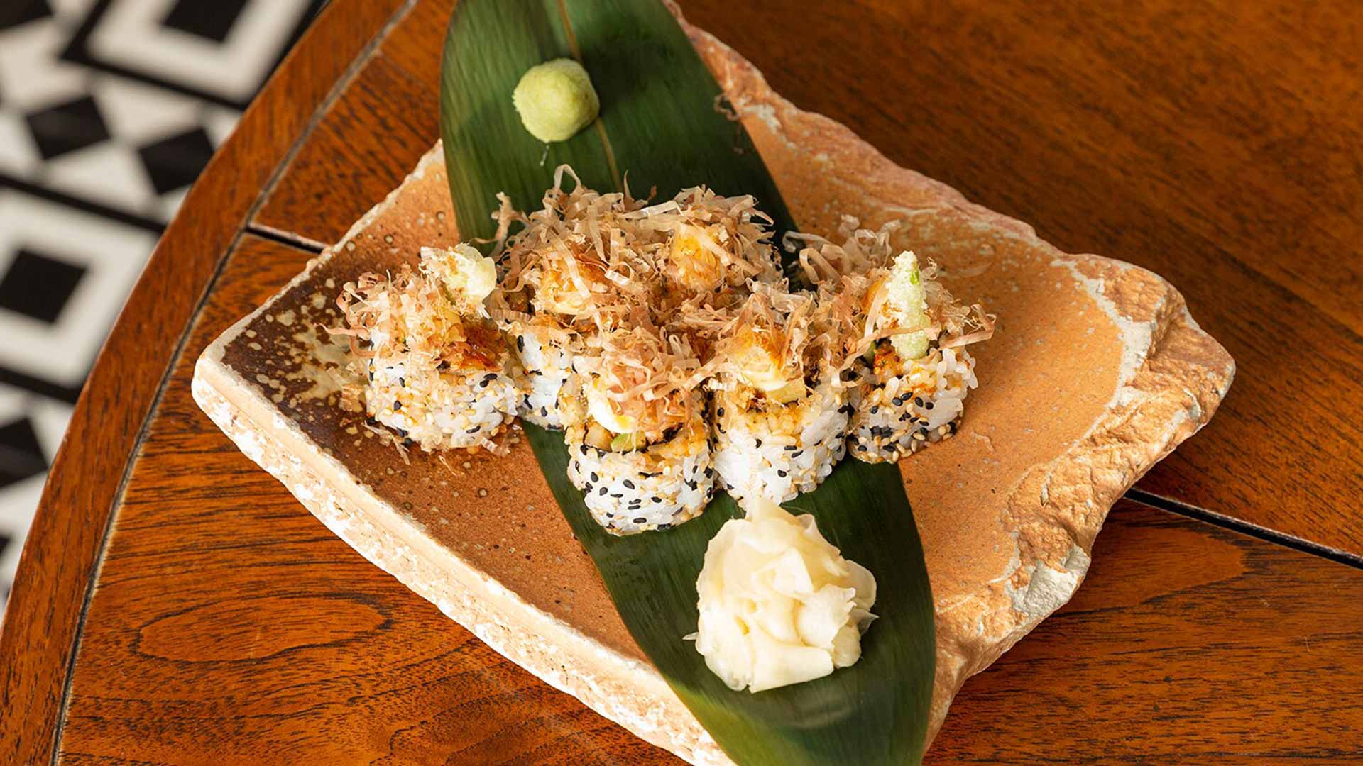 Sushi gulung disajikan di Spago Bar & Lounge selama acara pertemuan dan bersantap privat