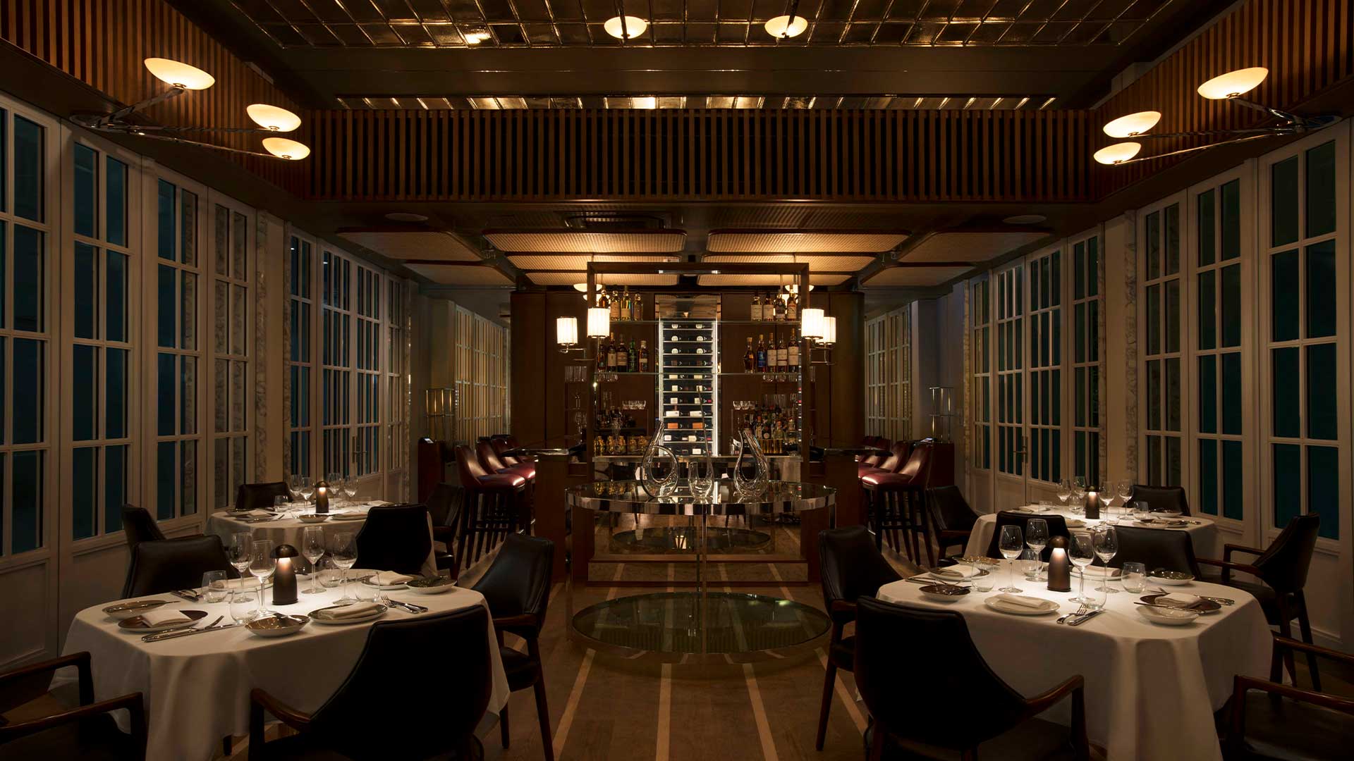 Area bersantap utama di Spago Dining Room, restoran untuk mengadakan acara dan pertemuan privat di Singapura