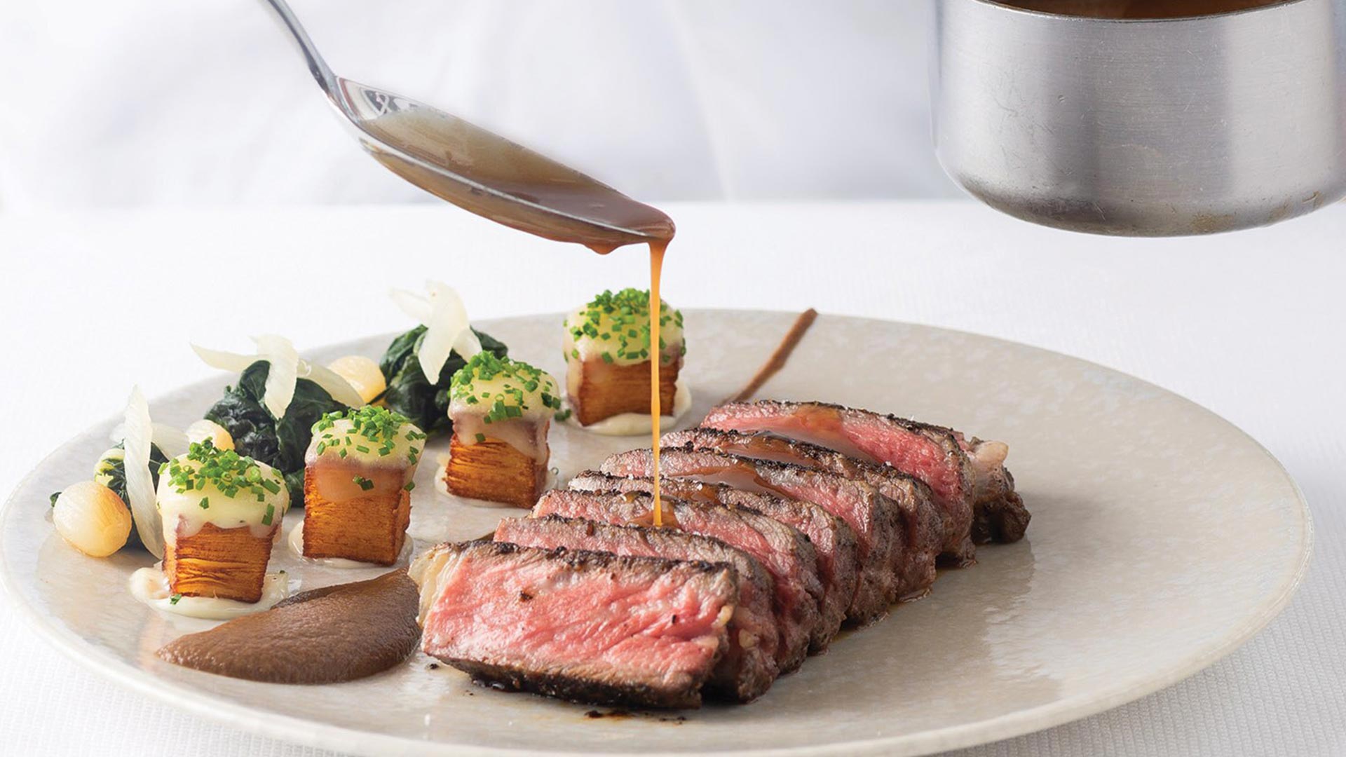 Prime Beef Steak, hidangan yang disajikan di Spago Dining Room selama acara privat di Singapura
