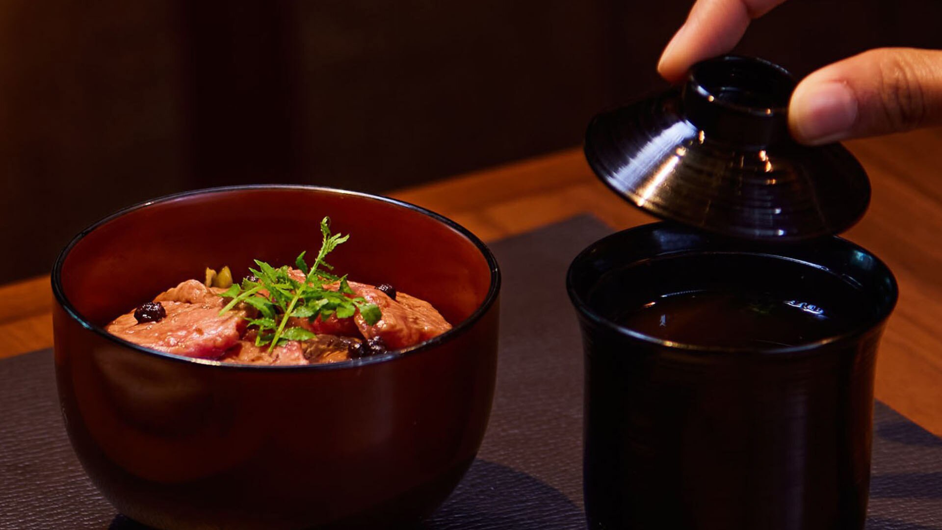 Wagyu yang dimarinasi dan dibakar dengan nasi dan sup miso di Wakuda, restoran dengan ruang privat di Singapura