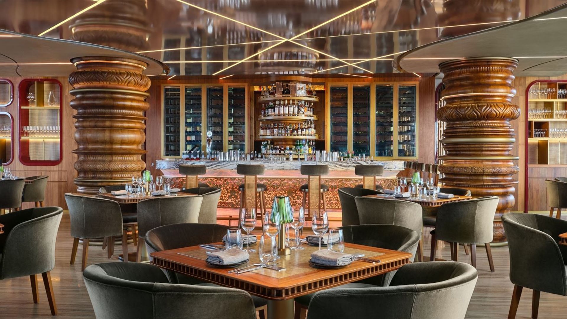 Sebuah Restoran bersantap teras atap dengan pemandangan pusat kota Singapura