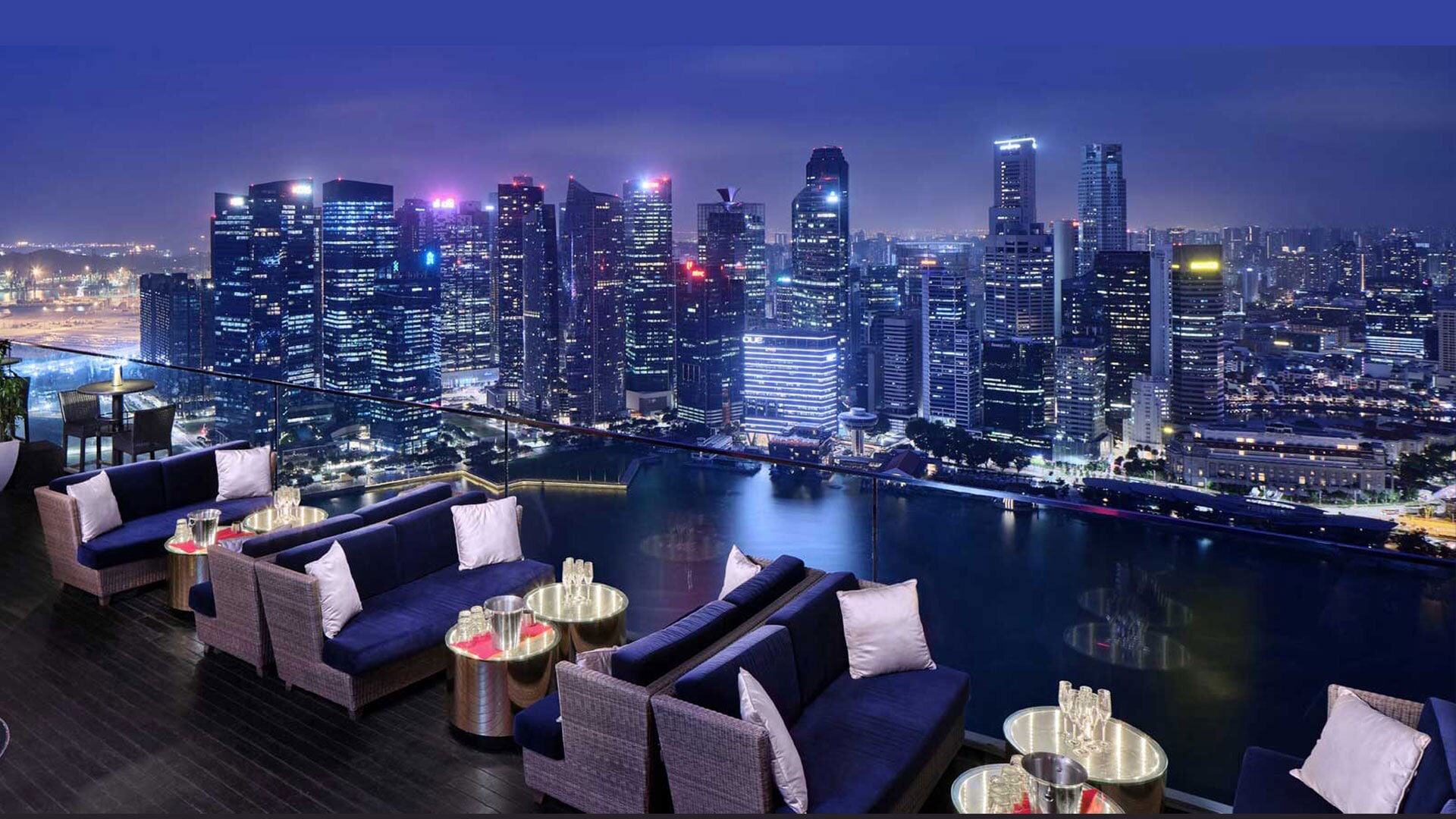 Bar teras atap berlatar pemandangan Singapura, CE LA VI, di Marina Bay Sands
