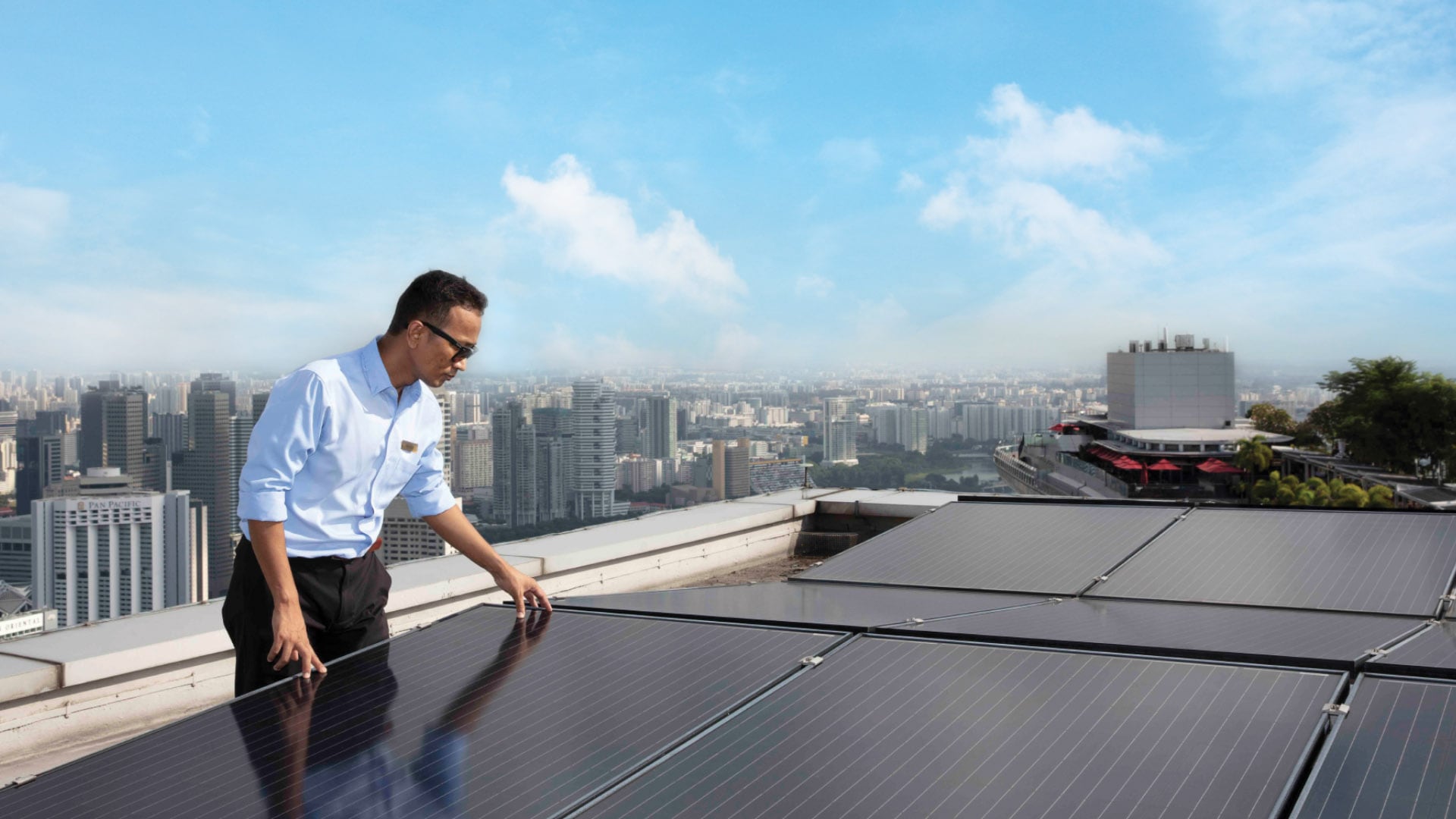 Panel surya di atas teras atap