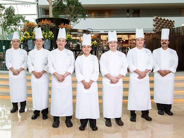 Nikmati hidangan warisan budaya setempat di restoran RISE di Marina Bay Sands