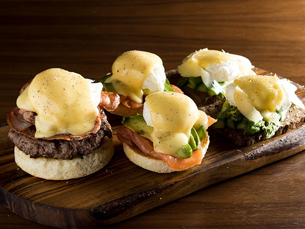 Rayakan Hari Eggs Benedict