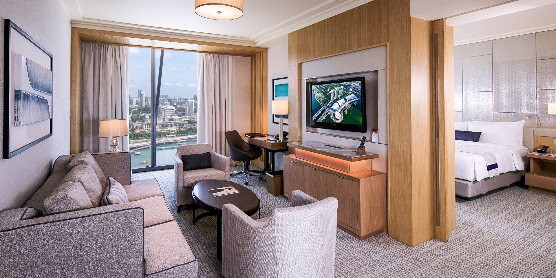 Kamar Orchid Suite di Hotel Marina Bay Sands dengan Tempat Tidur ukuran King dan Pemandangan Kota