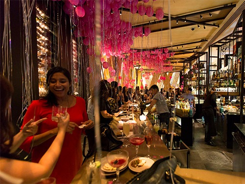 Pesta larut malam di Adrift Marina Bay Sands