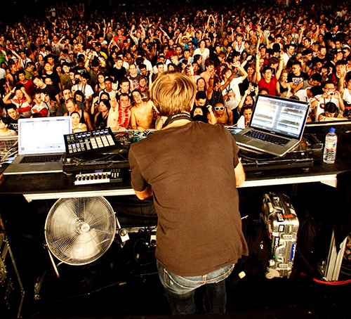 DJ di klub malam Zouk