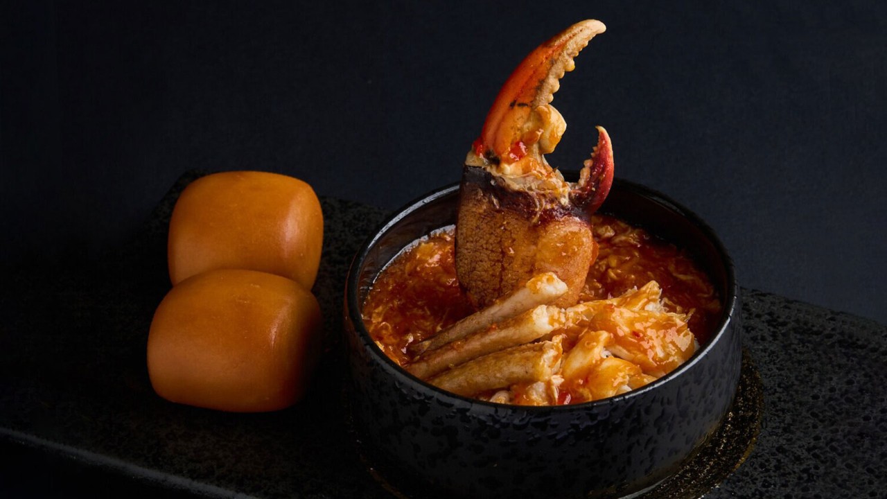 Chilli Crab claw with fried bun, a Singaporean local delicacy