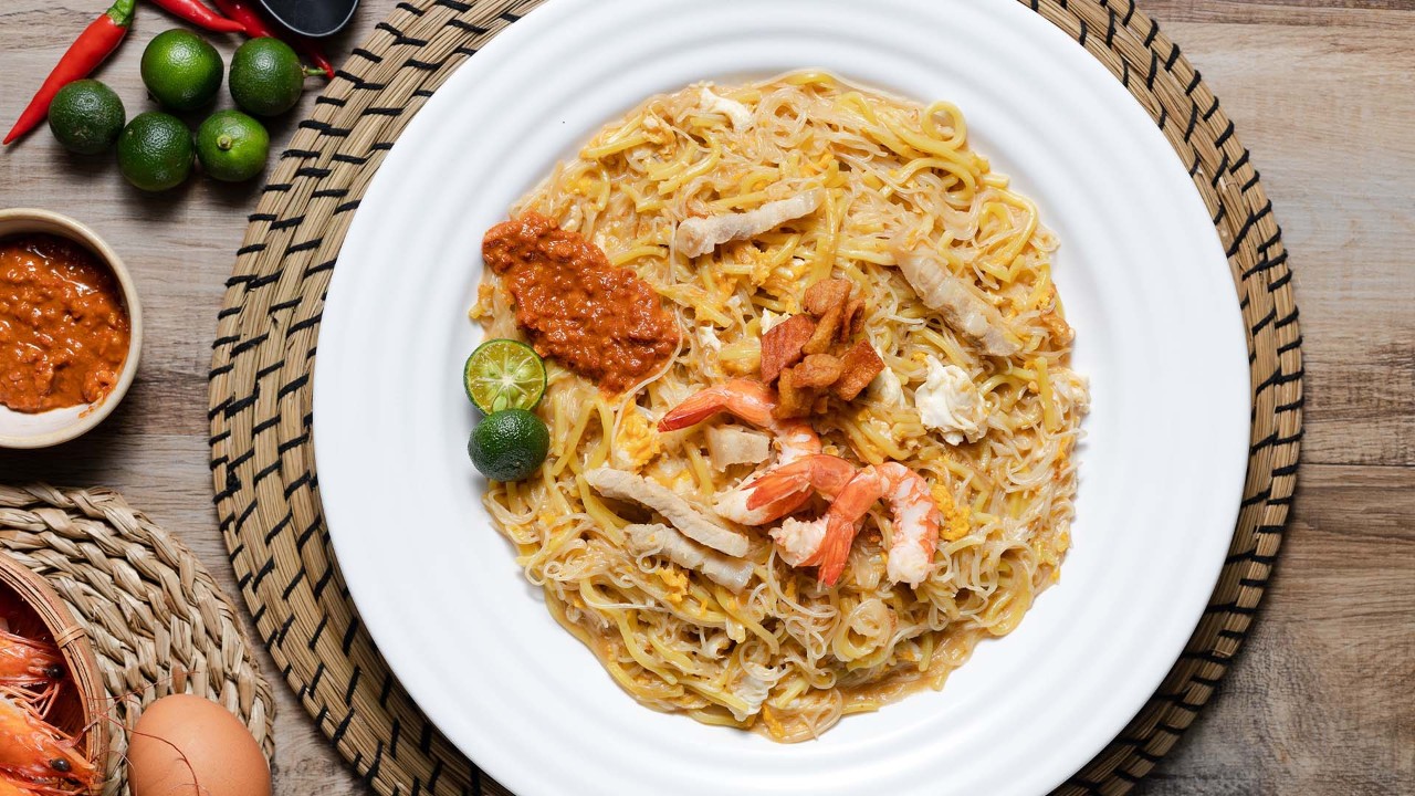 Hokkien Prawn Mee, a must-try dish in Singapore